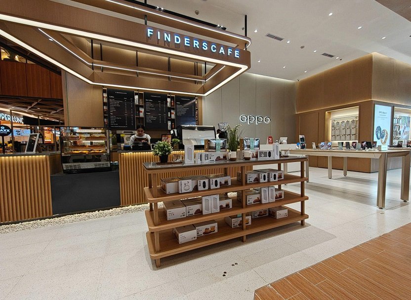 Morgan Oey Uji Ketangguhan A60 di Pembukaan Oppo Experience Store di AEON Mall&nbsp;Deltamas