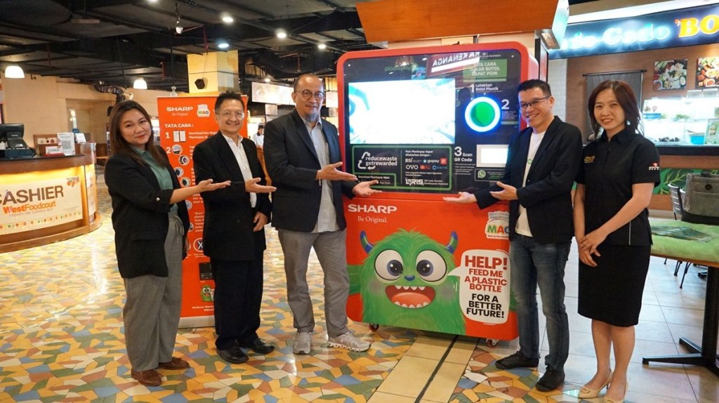 Peringati Hari Konservasi Alam Nasional, Sharp Hadirkan Mesin Penukar Botol&nbsp;Plastik
